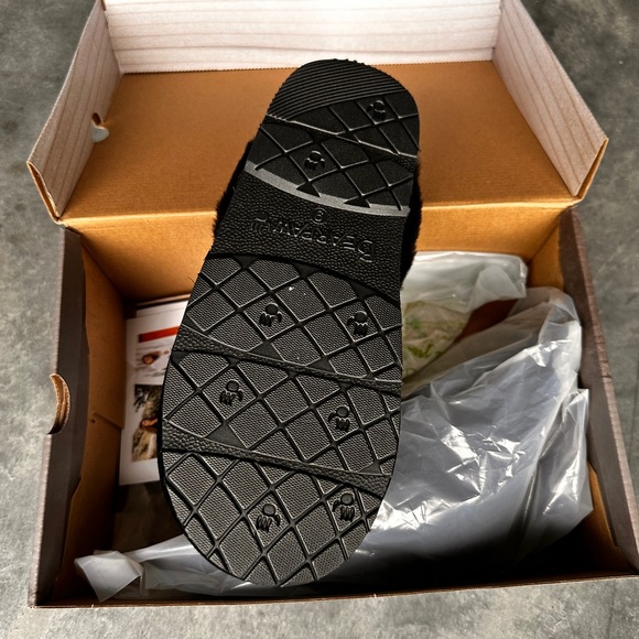 NEW Bearpaw Woman’s Black Loki II Suede Slippers 9 - Picture 2 of 4